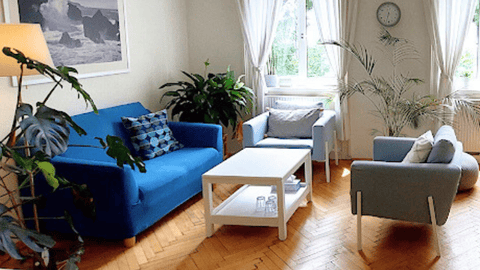Praxisraum von Ingrid Wiedner, Psychotherapie in 1130 Wien – ein einladender, heller Raum. Das Angebot umfasst Psychotherapie für Erwachsene, Psychotherapie für Frauen, Psychotherapie für Kinder und Jugendliche.